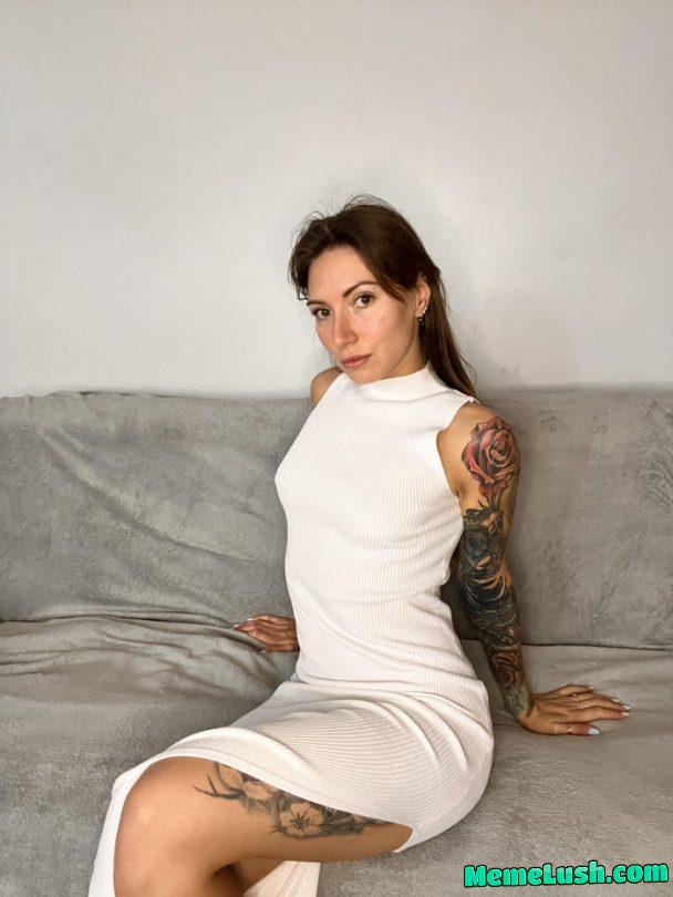 A white dress always attracts the attention of passersby