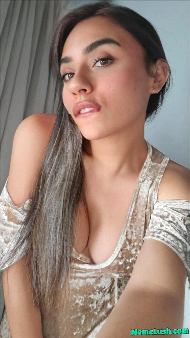 “Does this golden dress look good on me? 🙈