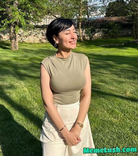 She must be popular She must be popular